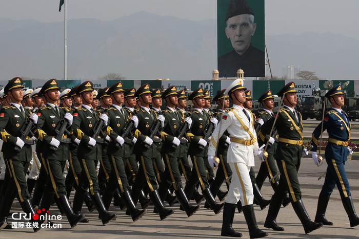 최초로 파키스탄 열병식에 참가한 중국인민해방군 육해공 삼군의장대