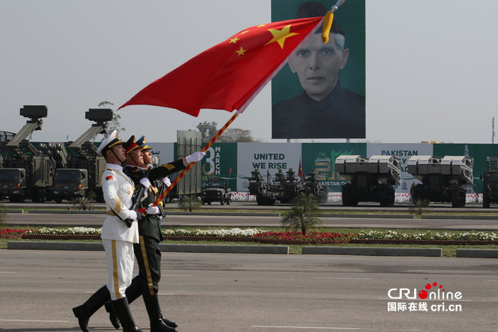 최초로 파키스탄 열병식에 참가한 중국인민해방군 육해공 삼군의장대