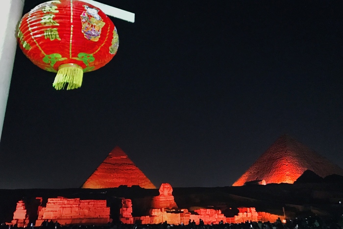 图片默认标题_fororder_图片一 当地时间2019年2月2日晚，埃及声光表演公司特地为开罗吉萨金字塔点亮“中国红”，向中国人民祝贺新春佳节 摄影：米春泽