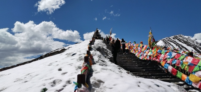 图片默认标题_fororder_图五 Ｇ３１８川藏线是风景之路，也是人文之路，海拔４２９８米的折多山已经是游客打卡网红景点　摄影：张同义