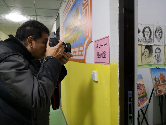 图片默认标题_fororder_参访团里埃及记者对宿舍里配备的绘画室感兴趣  摄影：黎萌.JPG