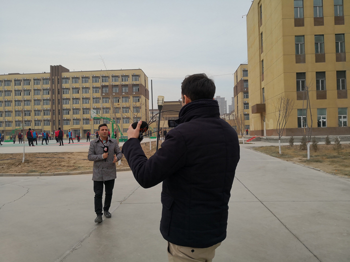 图片默认标题_fororder_土耳其ATV电视台记者在校园操场前录制报道  摄影：黎萌.JPG