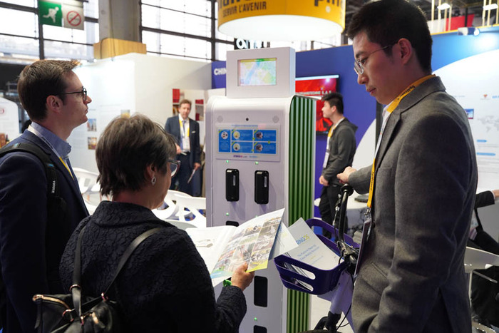 图片默认标题_fororder_上海一家公司带来的电池充电站引起不少参观者的兴趣.JPG(1)