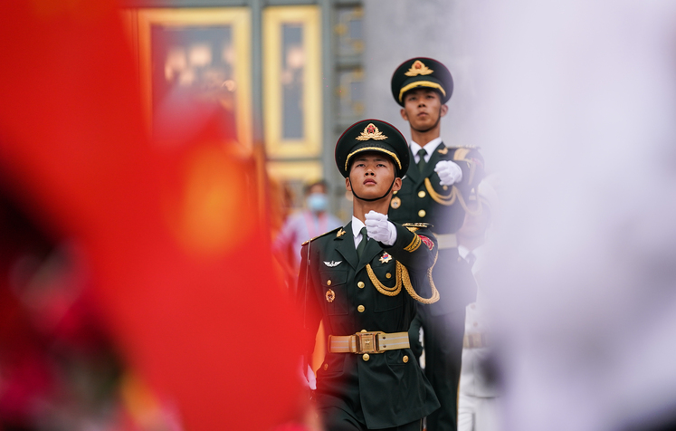 චීන කොමියුනිස්ට් පක්ෂයේ සාමාජිකයින් 29 දෙනෙකුට, පක්ෂයේ ඉහළම ගෞරවය වන ‘ ජූලි 1 පදක්කම් ’_fororder_大会堂外，中国人民解放军仪仗队礼兵分列红毯两侧，列队迎接“七一勋章”获得者。摄影：李晋