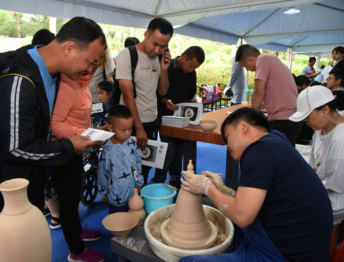 图片默认标题_fororder_9-工作人员在“江西日”活动中展示景德镇陶瓷工艺品制作过程