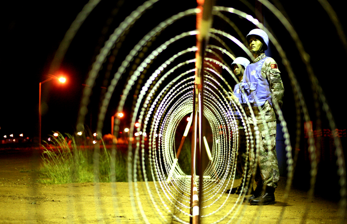 "8.1"특별보도: 중국 군인_fororder_图4 凌晨时分，中国维和士兵在南苏丹瓦乌维和营地执勤警戒。（李晋拍摄）