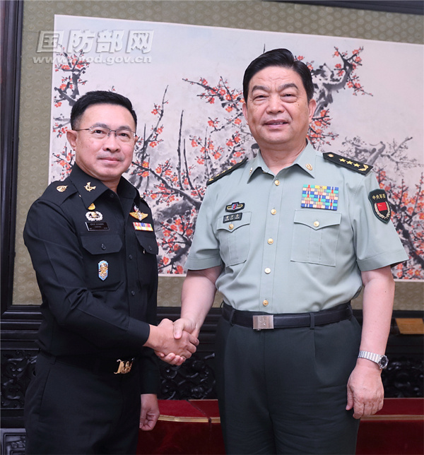 Chinese Defense Minister Chang Wanquan met with General Surapong Suwana-Adth, Thailand's Chief of Defense Forces, in Beijing Monday.[Photo: mod.gov.cn]