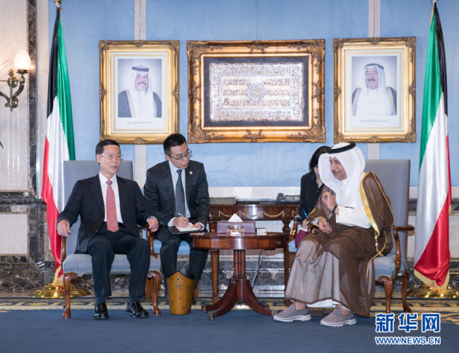 Chinese Vice Premier Zhang Gaoli meets with a Kuwaiti official. [Photo: Xinhua]