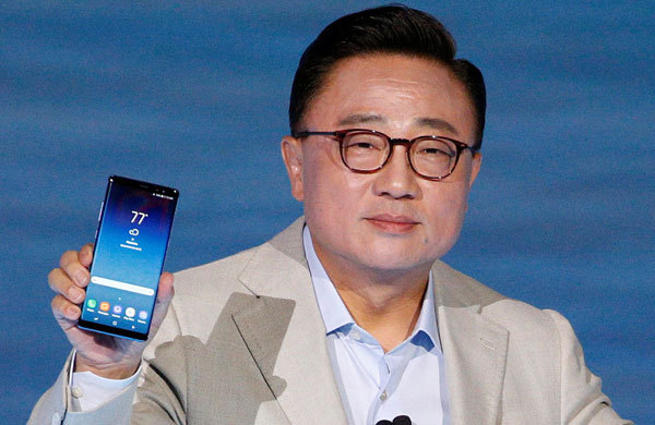 Koh Dong-jin, president of Samsung Electronics' Mobile Communications holds the Galaxy Note 8 smartphone during a launch event in New York City, U.S., August 23, 2017. [Photo: VCG]
