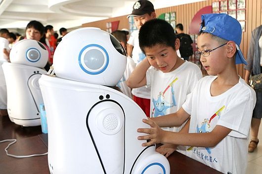 Primary school students watch AI-robots.[Photo: meldingcloud.com.cn]