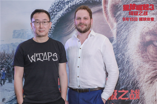 Chinese director Lu Chuan poses for a photo with Anders Langlands as the special effects wizard talks about the motion capture technology employed by his team in "War for the Planet of the Apes," which is due for release in China on Sept 15, 2017. [Photo: China Plus]