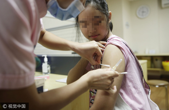 A nurse administers vaccine against two types of HPV to a 15-year-old girl in Haikou, Hainan Province on August 18, 2017. [Photo: VCG]