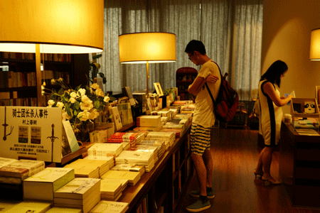 Readers stroll around a bookstore in Shanghai.[Photo: ChinaPlus]