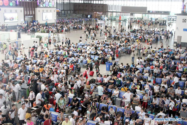 Passengers wait for trains at Suzhou Railway Station in Suzhou City, east China's Jiangsu Province, August 31, 2017. China's summer transport peak period ran from July 1 to August 31, when students on summer vacation had time to travel or return home. [Photo: Xinhua/Wang Jiankang]