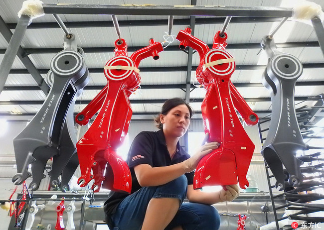 A worker inside a bicycle manufacturing plant in east China's Jiangsu province, August 31, 2017. [Photo: dfic.cn]