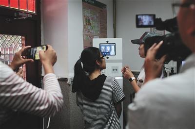 A student at Beijing Normal University has her facial information input into a new facial recognition security system. [Photo: bjnews.com]