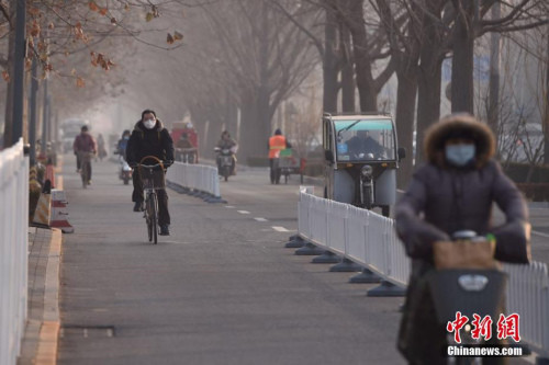 Smog lingers for several days in Beijing in late February, 2017. [File photo: qq.com]