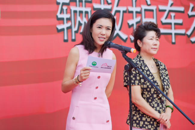 Su Mang, founder of the Bazaar Star Charity Night delivered a speech on the ceremony. [Photo: from China Plus]