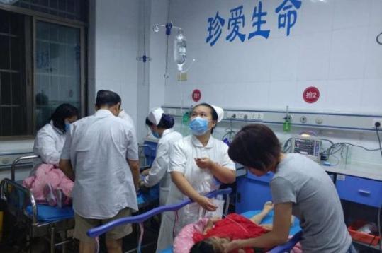 Children receiving medical treatment in a hospital in Nanchang. [Photo: thepaper.cn]