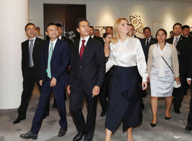 Mexican President Enrique Pena Nieto (Center), accompanied by Jack Ma (2nd from Left), founder and chairman of Chinese e-commerce giant Alibaba, pays a visit to Alibaba headquarters in Hangzhou, east China’s Zhejiang Province, on September 6, 2017. [Photo: ifeng.com]