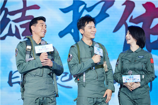 Wang Qianyuan (L), Li Chen (C) and Fan Bingbing (R) promote "Sky Hunter" in Beijing recently. [Photo: Rednet.cn]