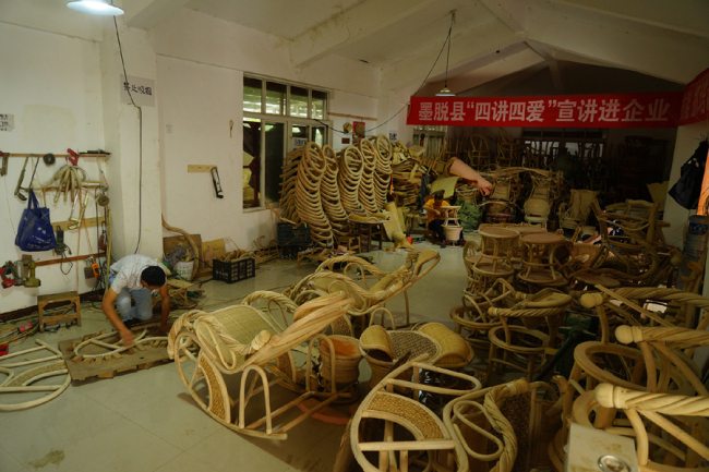 The larger Nyingchi City invested 3.7 million yuan (about 550 thousand US dollars) in building a bamboo and rattan processing factory covering an area of 520 square meters in Dexing Village in 2013. [Photo: CRI/Liu Rui]