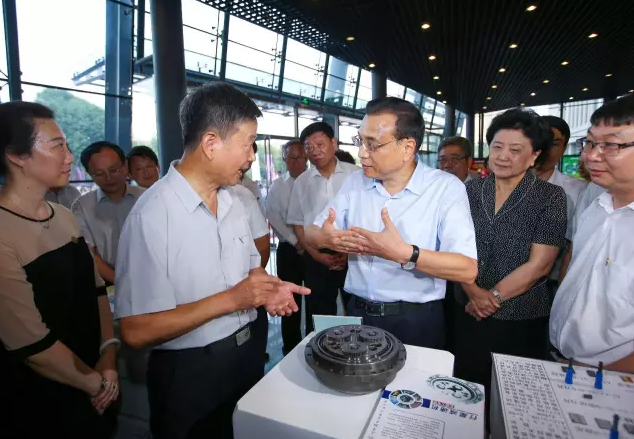 Chinese Premier Li Keqiang inspects the Tianjin University of Technology and Education on September 8, 2017. [Photo: gov.cn]
