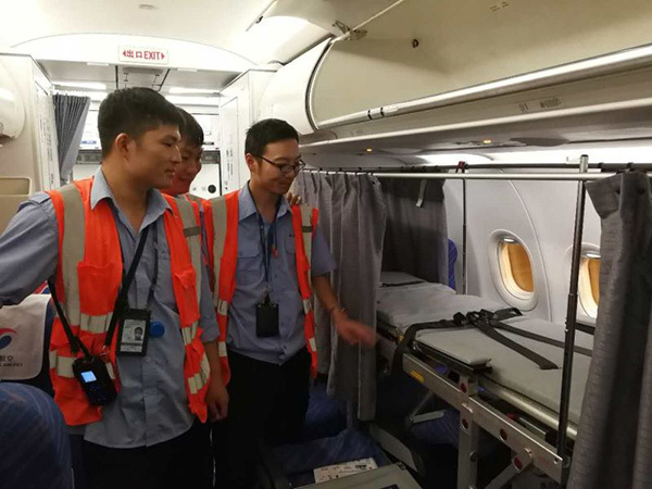 Staff install a stretcher onto the plane on September 8, 2017. [Photo courtesy of Chongqing Airlines]