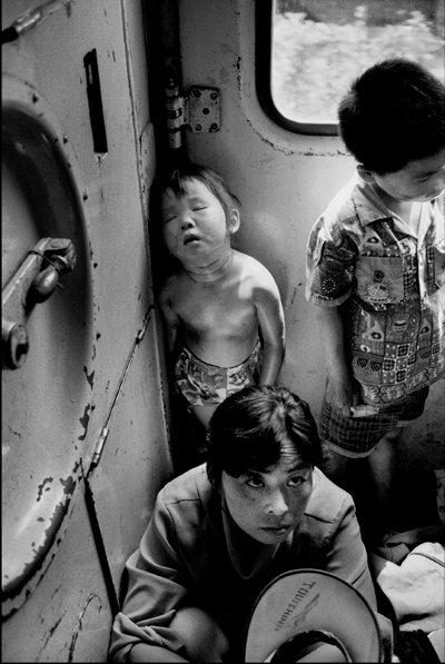 On the train from Wuchang to Nnanjing, a young girl falls into sleep against the door.[Photo: Courtesy of Wang Fuchun and provided by Hinabook]