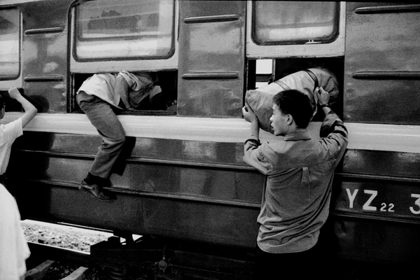 Instead of waiting in line, people would climb through windows to board a train decades ago.[Photo:Courtesy of Wang Fuchun and provided by Hinabook]