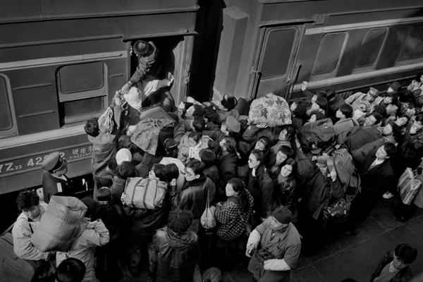 The photo shows luggage-laden travellers waiting for boarding the train at Harbin Railway Station in 1994.[Photo:Courtesy of Wang Fuchun] 