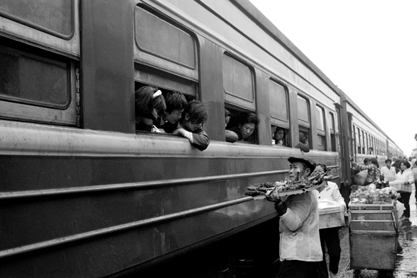 Vendors peddle on the platform at the Xining Train Station in 1995. [Photo:Courtesy of Wang Fuchun and provided by Hinabook] 