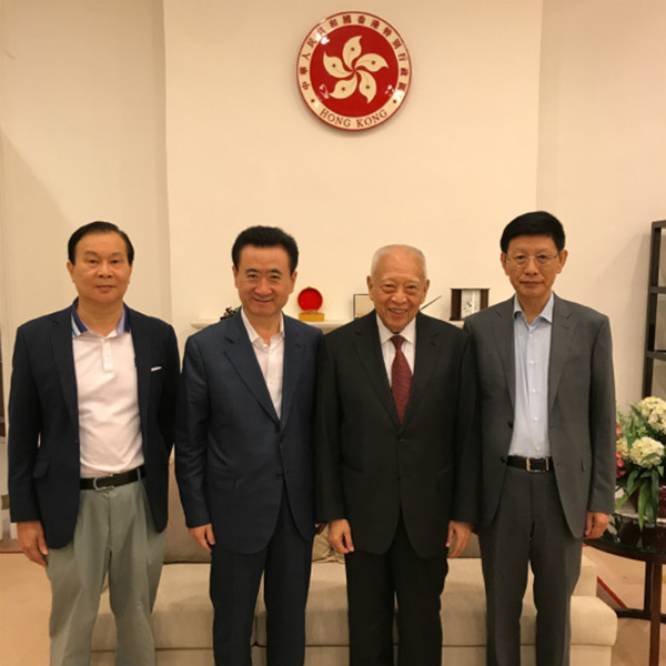 Wang Jianlin (2nd left) meets with Tung Chee-hwa (2nd right), the former chief executive of Hong Kong, meet in Hong Kong on September 8, 2017. [Photo: Wanda Group]