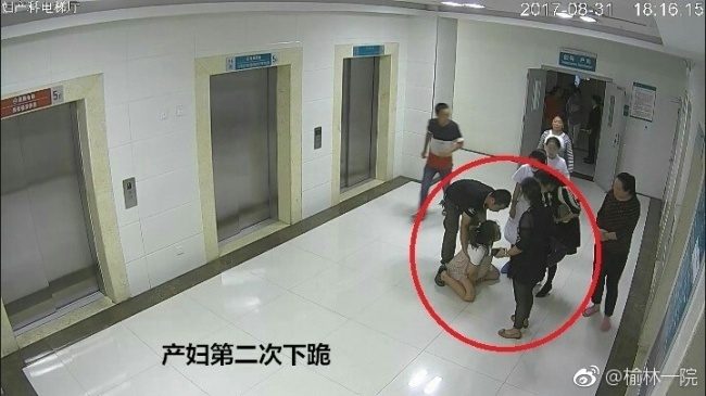 Footage from hospital security camera shows that 26-year-old Ma Rongrong walked out of the delivery room three times in great pain, kneeling down twice. [File Photo: Weibo]