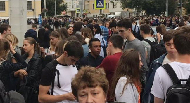People are evacuated from more than 30 venues in Moscow after several bomb threats delivered by telephone on September 13, 2017. [Photo: Agencies] 