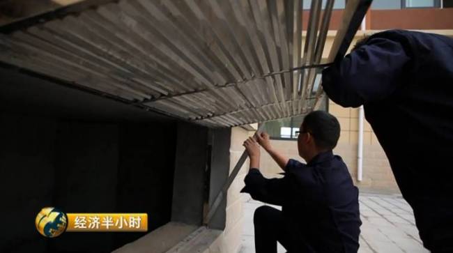 A screenshot from a China Central Television program showing the place where the steel-rubber bearings are installed between the building and its foundation at an elementary school in the city of Weinan, Shaanxi Province. [Photo: CCTV]
