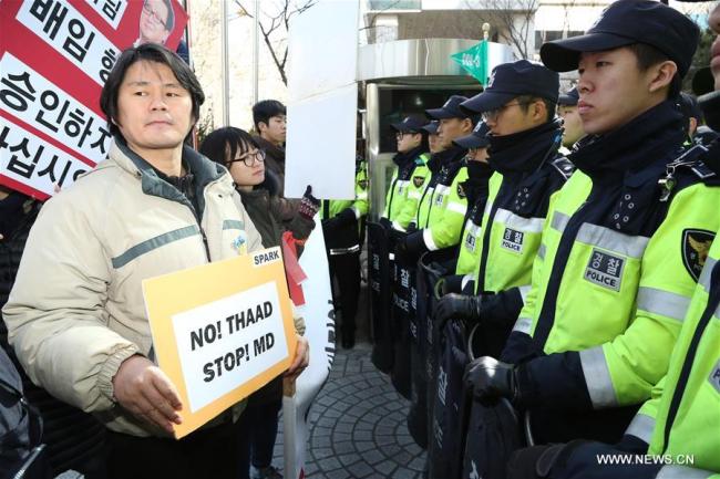 People protest against the deployment of an advanced U.S. missile defense system in front of the Lotte Headquarters in Seoul, South Korea, Feb. 27, 2017. Lotte Group, South Korea's fifth-largest conglomerate, decided Monday to offer its golf course to be used as a site for Terminal High Altitude Area Defense (THAAD). [Photo: Xinhua/Lee Sang-ho]