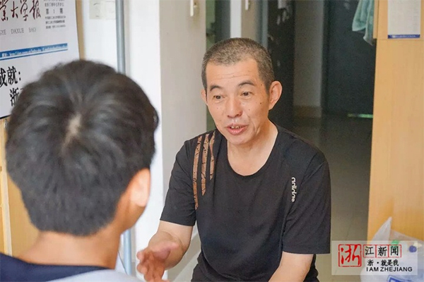 Zhu Hongshen speaks with a reporter in his dorm room at Zhejiang University of Technology in Hangzhou, capital of Zhejiang Province, Sept. 18, 2017. [Photo: Zhejiang Online]