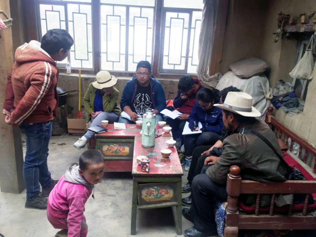 30-year old Tenzin Puncog visits a poverty-stricken family in a village in Tibet in September 2017. [Photo: China Plus]