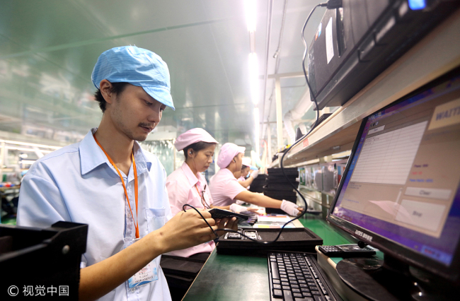 Staff work at a small-sized manufacturing plants in Huaying City, Sichuan Province. [File Photo: VCG]