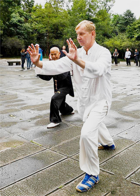 Foreign Tai Chi Practitioners Visit Mount Emei - China Plus