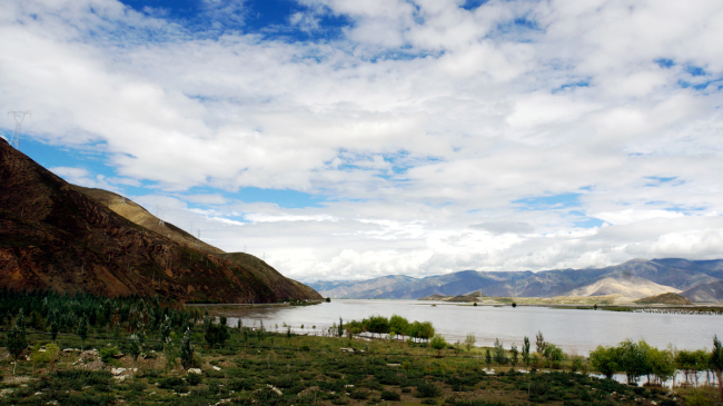 the ecological demonstration area on the north bank of the Yarlung Zangbo River. [Photo: Gao Yun/CRI]<br>