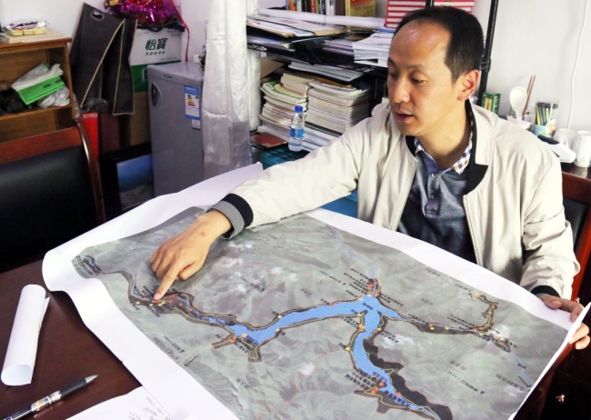 Qin Xinguang, 42, from Jiangsu Province, is on a three-year aid mission to help with the urban planning development of Lhasa, the regional capital of Tibet. [Photo: Chinaplus]