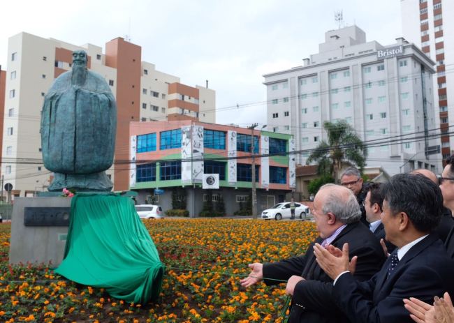 City officials inaugurated the statue of Confucius at the China Plaza, the city's civic center, at the opening ceremony of the 2017 Curitiba Biennial, Latin America's largest showcase of contemporary art in Curitiba, capital of Brazil's southern state of Parana, Saturday September 30 2017. [Photo: China Plus]