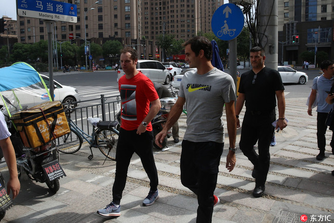 Swiss tennis player Roger Federer walks to the Madang Road Station on metro Line 13 during the third day of Shanghai Rolex Masters in Shanghai, China, 9 October 2017. [Photo: IC]