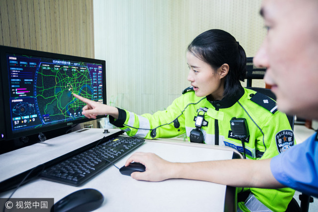 Zheng Yijiong, the first police officer in China to direct traffic with artificial intelligence, trains on "City Brain" project with her colleagues in Hangzhou, Zhejiang Province, September 29, 2017. [Photo: VCG]
