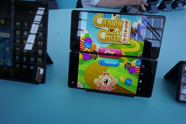 Two screens can be integrated into one. Customers are able to use the phone as an ipad. [Photo: China Plus]