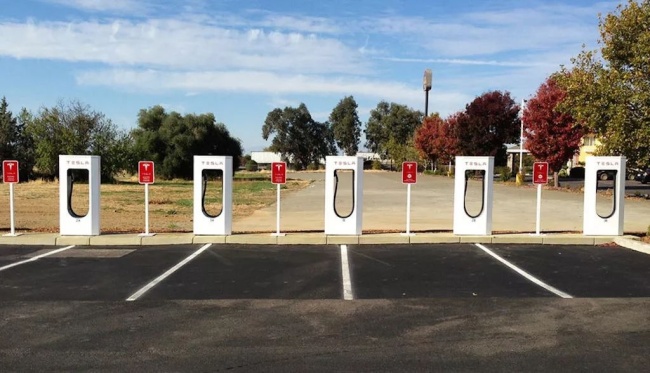 The 50-stall supercharger station in Shanghai Pudong New Area opened by Tesla. [File photo: sina.com]
