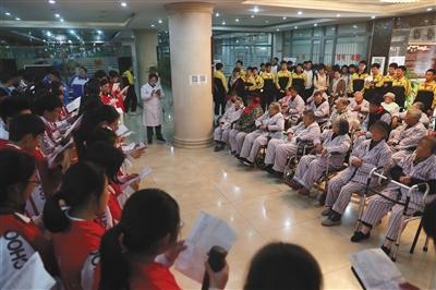 Volunteers give a performance to to marke the "Double Nine" festival for seniors at Beijing Songtang Care Hospital on October 27, 2017. [Photo: The Beijing News]