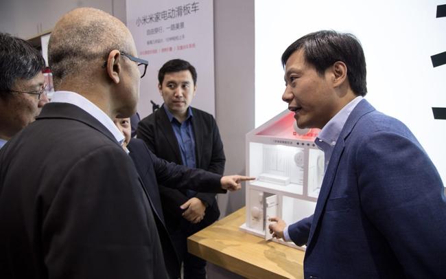 Lei Jun, president and CEO of Xiaomi, introduces MI products to Satya Nadella, CEO of Microsoft, at Xiaomi's headquarters in Beijing on October 31, 2017. [Photo: Tencent]